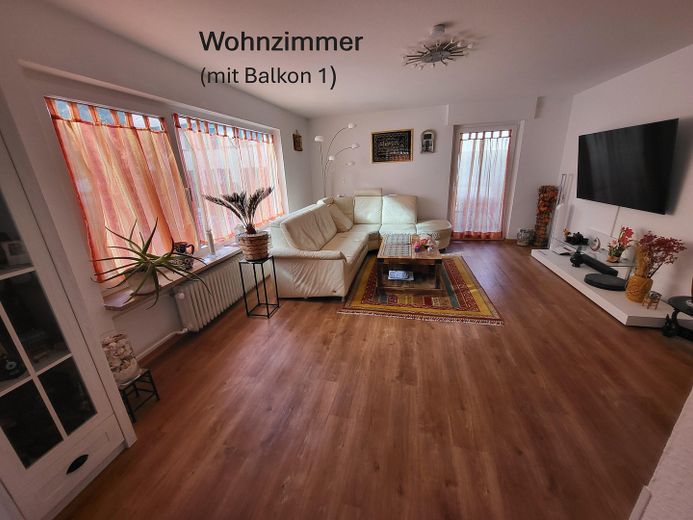 Wohnzimmer (mit Balkon 1)