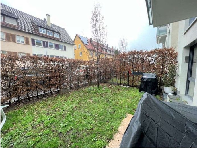 Helle großzügige 3,5 Zimmerwohnung mit zwei großen Terrassen und kleinen Wiesen – Garten_vorne