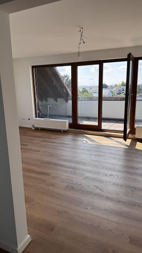 Erstbezug nach Renovierung: Moderne 2ZKB mit großer Dachloggia, EBK und Stellplatz – Wohnzimmer