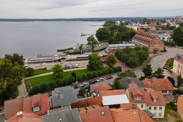 Beautiful townhouse + self-contained apartment in the small front building, both with unobstructed views of Lake Müritz