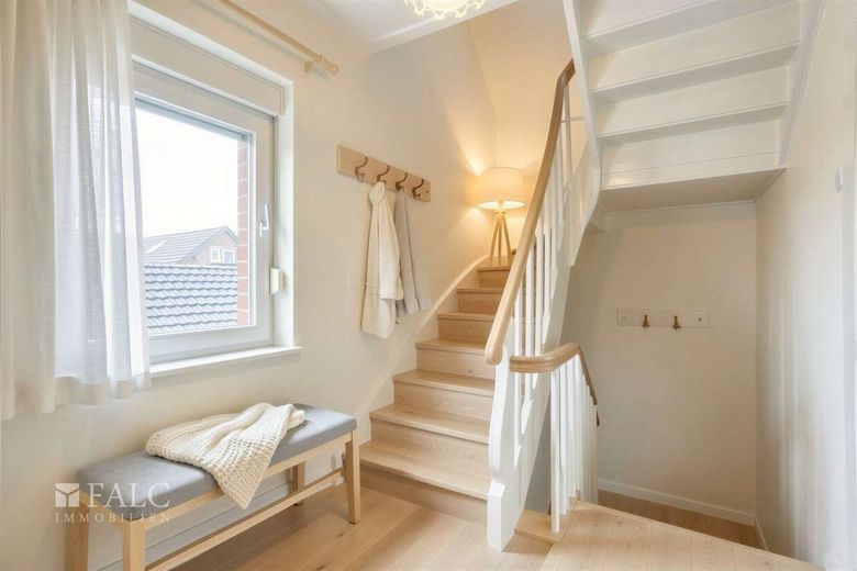 1.002 m² Grundstück mit Bestand - Sanierungschance oder Neubauprojekt mit Entwicklungspotenzial – Treppenhaus - (KI generiert)