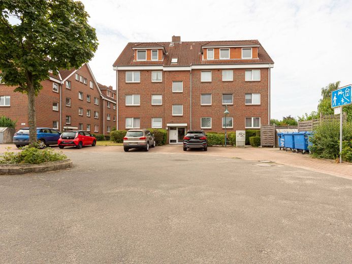 Renovierte 3-Zimmer-Dachgeschosswohnung mit BALKON und EBK – Außenansicht