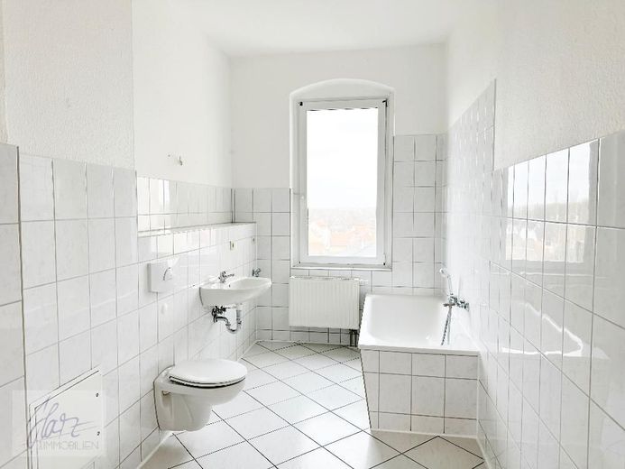 ***EXKLUSIVE 2-RAUM-ALTBAUWOHNUNG MIT STUCKDECKEN &amp; " BALKONEN *** Wohnen im Herzen von Alt-Riesa – Tageslichtbad mit Wanne, WC, Waschtisch und Waschmaschinenanschluss