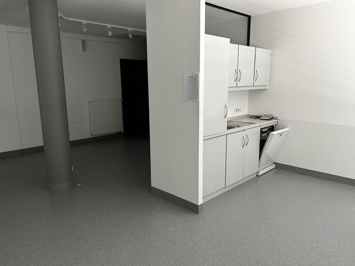 Großzügige Räumlichkeiten für Praxisnutzung oder Bürounternehmen – Personalküche