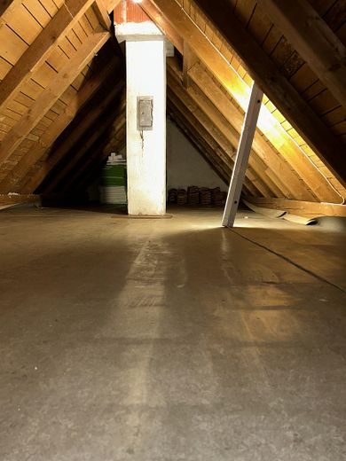 Freistehendes Einfamilienhaus in Neutraubling – Speicher nicht ausgebaut