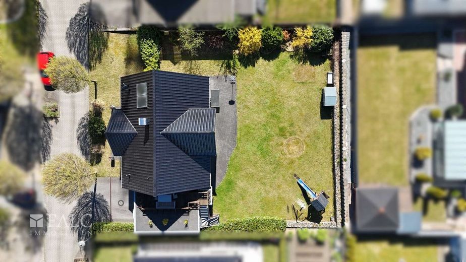 Modernes Kapitänshaus mit Kanalblick in Rendsburg – Vogelperspektive