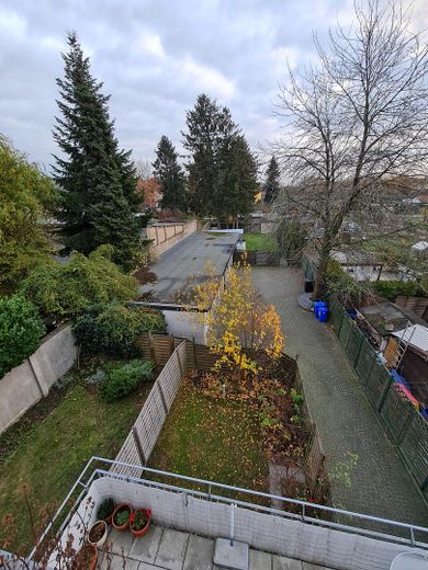 4-Zi-Geschosswohnung, teilmöbeliert mit Dachterrasse – Blick auf Garagenhof u. Gärten