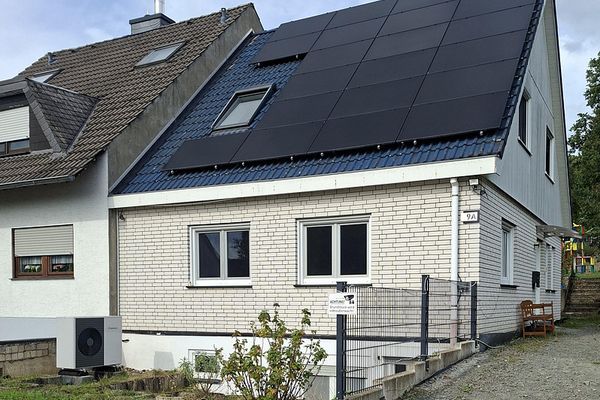 Casa unifamiliar modernizada con bomba de calor, gran instalación fotovoltaica y amplia parcela
