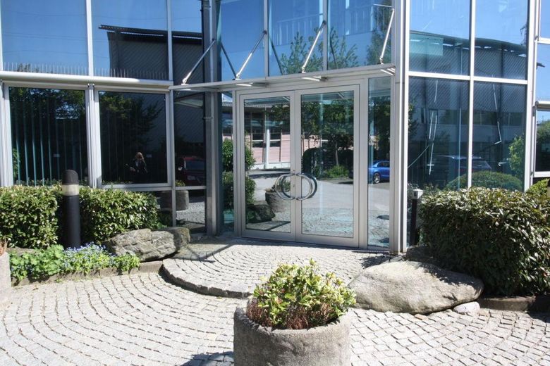 Ofis alanı / Zugspitz manzaralı stüdyo – Eingang Bürohaus 
