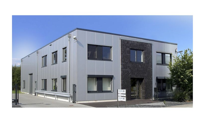 520 m² Gewerbeeinheit: Büro (160 m²), Produktion (200 m²), erweiterbares Lager (160 m²) – Gebäude von außen