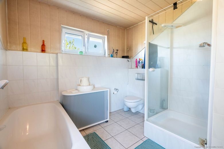 Wohnen, Arbeiten, Vermieten - vielseitiges Anwesen mit Hallen &amp; 4 Garagen – Badezimmer