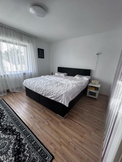 Po modernizacji energetycznej, niskie koszty ogrzewania: jasne mieszkanie 3-pokojowe z ogrodem zimowym i garażem – Schlafzimmer möbliert