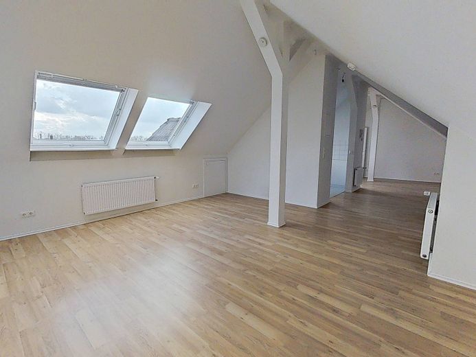 NIENTE ONERI PER IL RISCALDAMENTO, MA 2 CANONI NETTI GRATUITI: Appartamento mansardato di 2 locali dalla disposizione particolare, con vasca da bagno – Ansicht II: Wohnzimmer (1.OG)