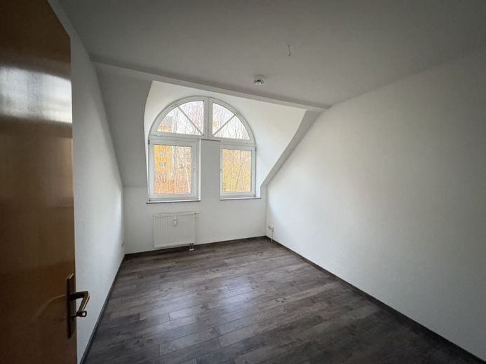 3-Raum Wohnung im gepflegten Mehrfamilienhaus in Lengenfeld – Foto 1