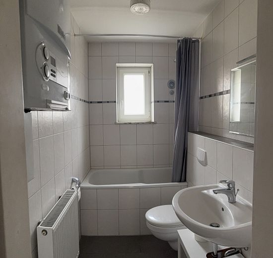Möblierte 2-Zimmer-Wohnung in zentraler Lage von Schweinfurt – Badezimmer