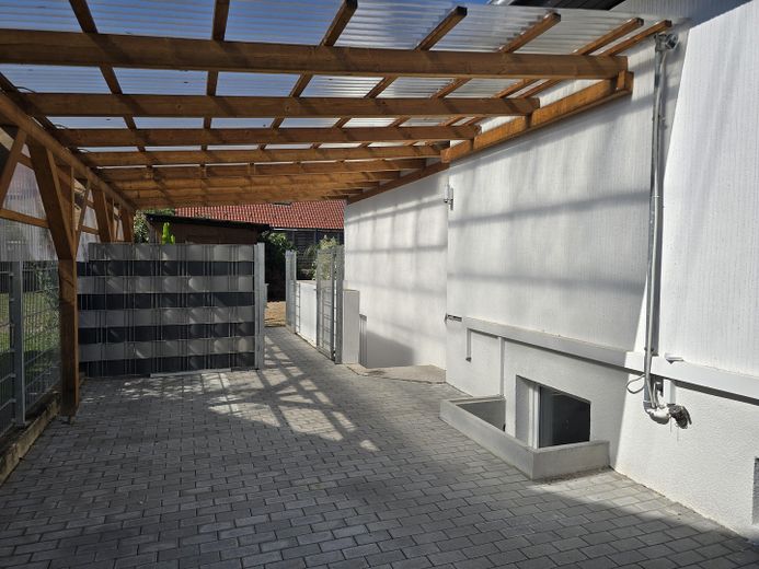 Einfamilienhaus mit kernsanierter Einliegerwohnung, Pool und Garage in Lustadt – Einliegerwohnung Parkfläche