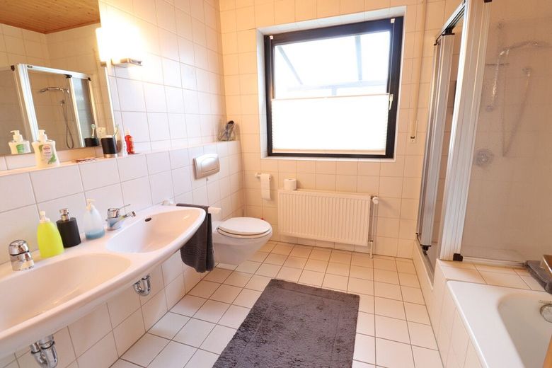 TOP! Sehr gepflegtes Architektenhaus mit Keller u. Anbau , besonders und individuell mit großem Garten ! – Badezimmer 1 EG