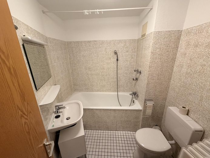 شقة مريحة من غرفة واحدة في الحي الجنوبي بمدينة كارلسروه – Badezimmer mit Badewanne