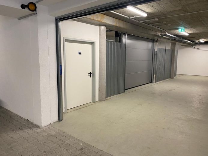 Ebenerdige neuwertige Lagerfläche mit Büro zu vermieten – Eingang Lagerfläche