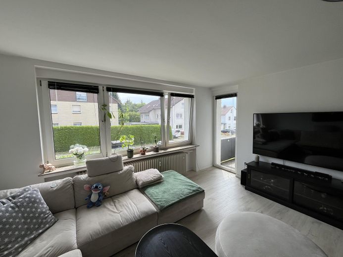 Helle 3-Zimmer-Erdgeschosswohnung mit Balkon und Garage in ruhiger Lage von Horn-Bad Meinberg – Wohnzimmer Blick gen Balkon