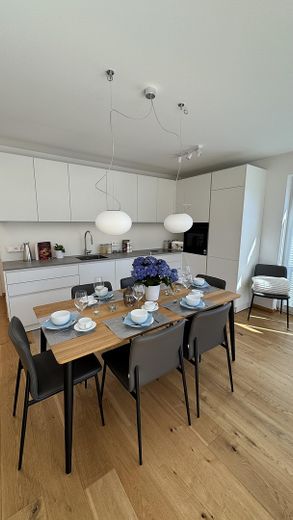 NEUWERTIGE VILLENWOHNUNG | SÜD/WEST | 2 BALKONE | GRÜNBLICK | EBK + MAẞ-EINBAUTEN + SMART HOME – Küche