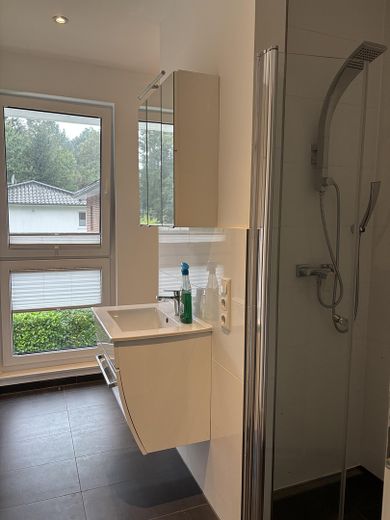 Haus sucht Familie-lichtdurchflutete Stadtvilla auf großem Grundstück – Kinderbadezimmer