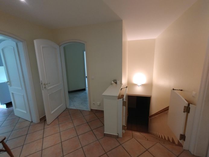 Herrschaftliche Villa am Ende einer elbnahen Sackgasse in Othmarschen – Flur mit Kellertreppe