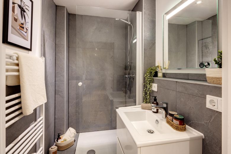 5.7% rental yield – Fully renovated 3-room apartment as an investment – Commission-free – Bad