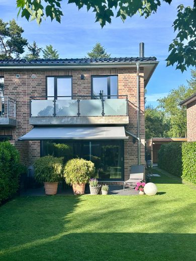 Energieeffizienzklasse A+: Exklusive DHH in bester Lage von Duvenstedt – Provisionsfrei – Terrasse mit elektr. Markise