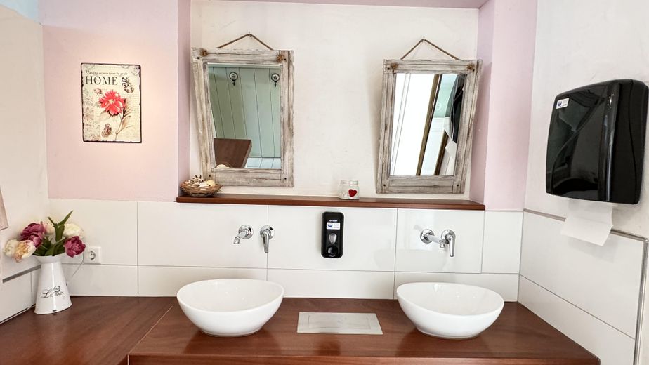 Ресторан с залом для мероприятий, великолепным пивным садом и квартирой хозяев сдаётся в аренду – Damen-WC