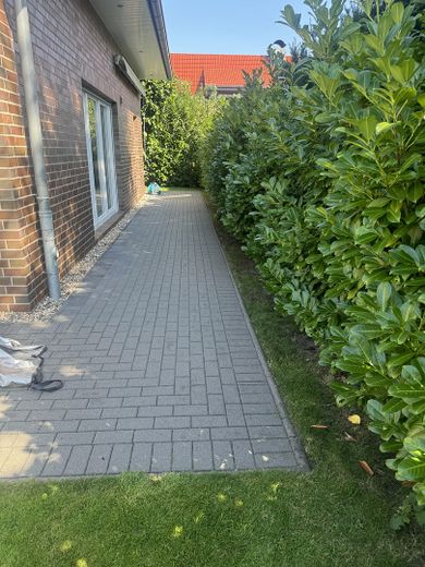 Wohlfühlpaket: Modernes, zentral gelegenes und ruhiges Einfamilienhaus! – Terrasse Südseite