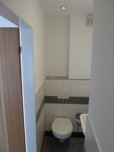 Großzügige Einraumwohnung mit Küche, Diele und Bad im Topzustand – Badezimmer, Toilette