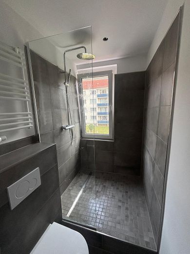 Helle, modernisierte 2-Zimmer-Wohnung mit Balkon und Einbauküche – Bad
