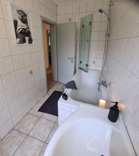 Tamamen mobilyalı WG odası (kadınlar için) Hof’un merkezi konumunda 3 kişilik WG’de - 450€ tüm giderler dahil kira (ek yan gider yok) – Bad