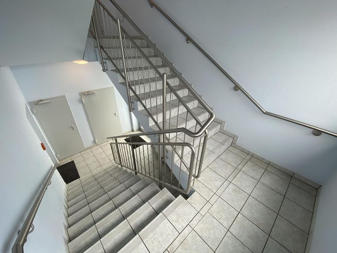 Interessante proprietà ad uso ufficio con potenziale di rendimento in una posizione molto richiesta a Schönefeld Großziethen – Treppenhaus