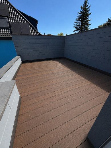 شقة مجددة بالكامل بمساحة 90 م² مع تراس واسع في مبنى سكني متعدد الوحدات مجدد بالكامل – Terrasse 