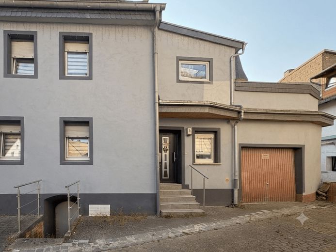 Gepflegtes und modernisiertes Einfamilienhaus mit Terrasse, Garage und Garten – derzeit vermietet – Foto 1