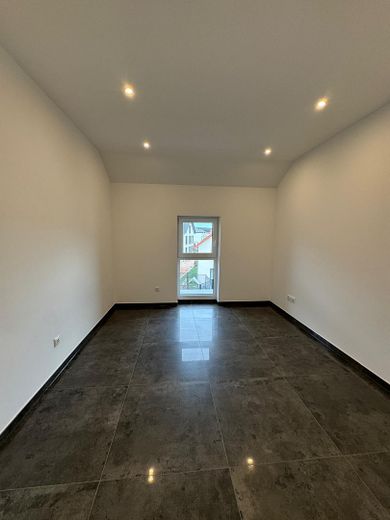 Moderne 9-Zimmer-Neubauwohnung mit ca. 235 m², zwei Küchen und zwei Balkonen in Rodenbach – फोटो 12