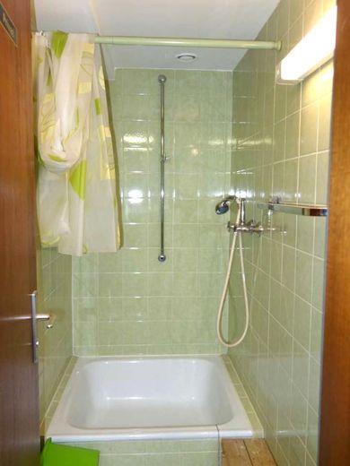 Günstige Miete, großzügige Räume gewerblich nutzbar in Solln, Aidenbachstrasse – Dusche