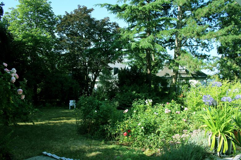Affascinante villa su un ampio terreno divisibile, con alberi secolari e posizione elevata senza possibilità di edificazione antistante – Kühler Baumschtten