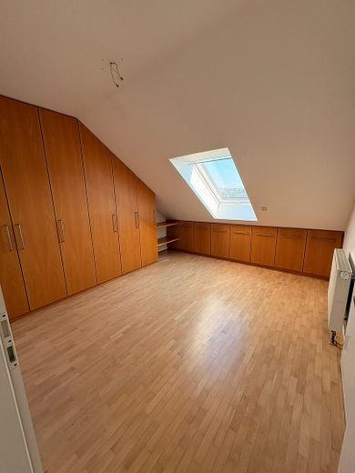 Wohnen wie im Haus: 4-Zimmer-Maisonette mit Talblick, Balkon und Carport – Schlafzimmer 1