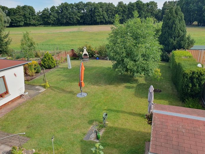Von Grund auf sanierte Doppelhaushälfte mit herrlichem Atelier und schön angelegtem Garten – Blick vom Atelier