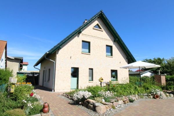 Einfamilienhaus in Polchow auf Rügen - Wohnen auf 3 Ebenen in erster Wasserlage am Bodden