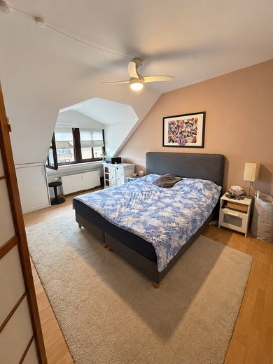 Remagen’in seçkin bir konumunda balkonlu ve çatı teraslı aydınlık maisonette daire – Schlafzimmer