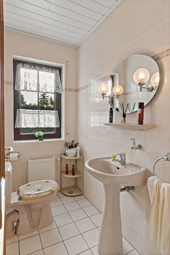 Großzügigkeit neu definiert: EFH, Pool &amp; 2.790 m² Grundstück in Dölau – Gäste WC - EG