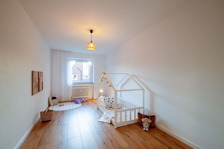 Leere, provisionsfreie und helle 3-Zi.-Whg. mit Balkon und Stellplatz – Kinder-/Arbeitszimmer