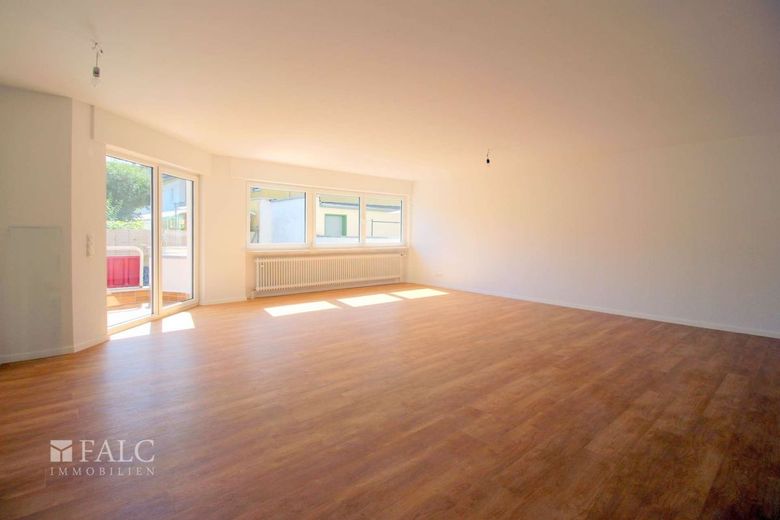 Sanierte Wohnung mit großem Wohnzimmer! – Wohnzimmer