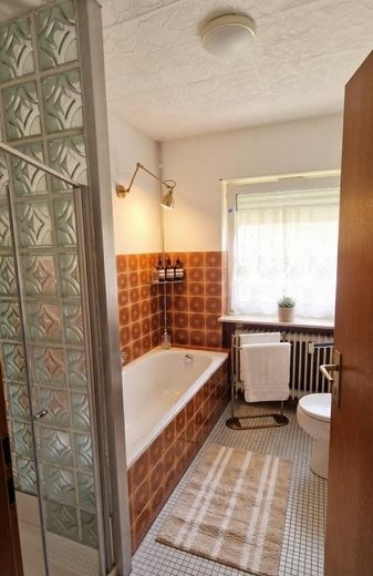 Achtung: Schöne Hochparterre-Wohnung in ruhiger Lage – Badezimmer, Badewanne