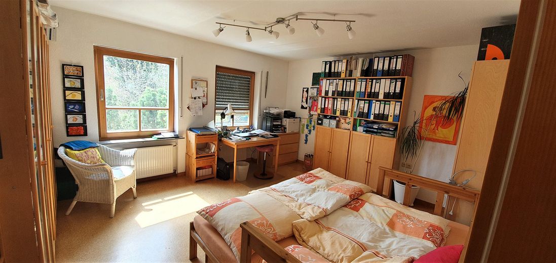 Viel Platz für die Familie am Marienbergpark – 160 m², 6 Zimmer, 2 Bäder, Südbalkon & Garage – Arbeit-, Kinder- o. Gästezi.