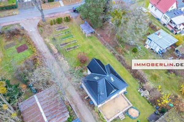 IMMOBERLIN.DE - Casa pequeña en una gran parcela en una ubicación residencial excelente